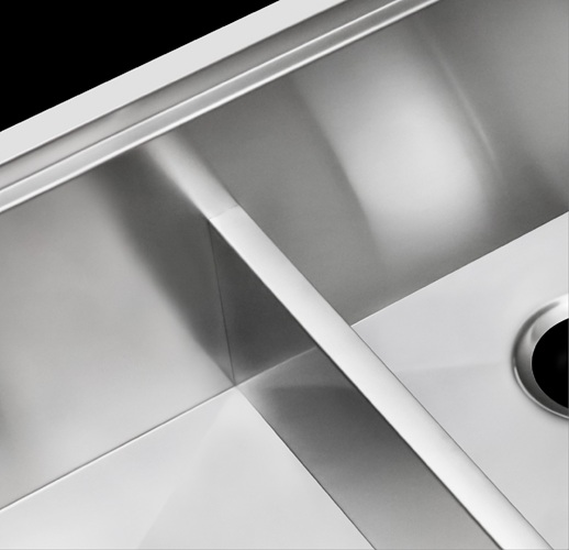 Low divider design in workstation kitchen sink