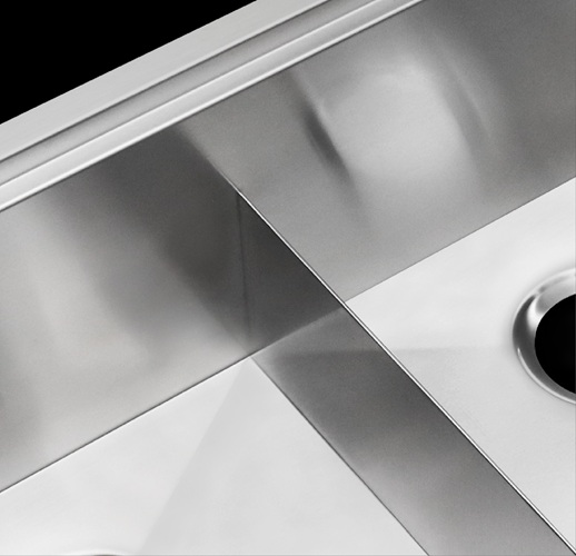 Slim low divider design in workstation kitchen sink
